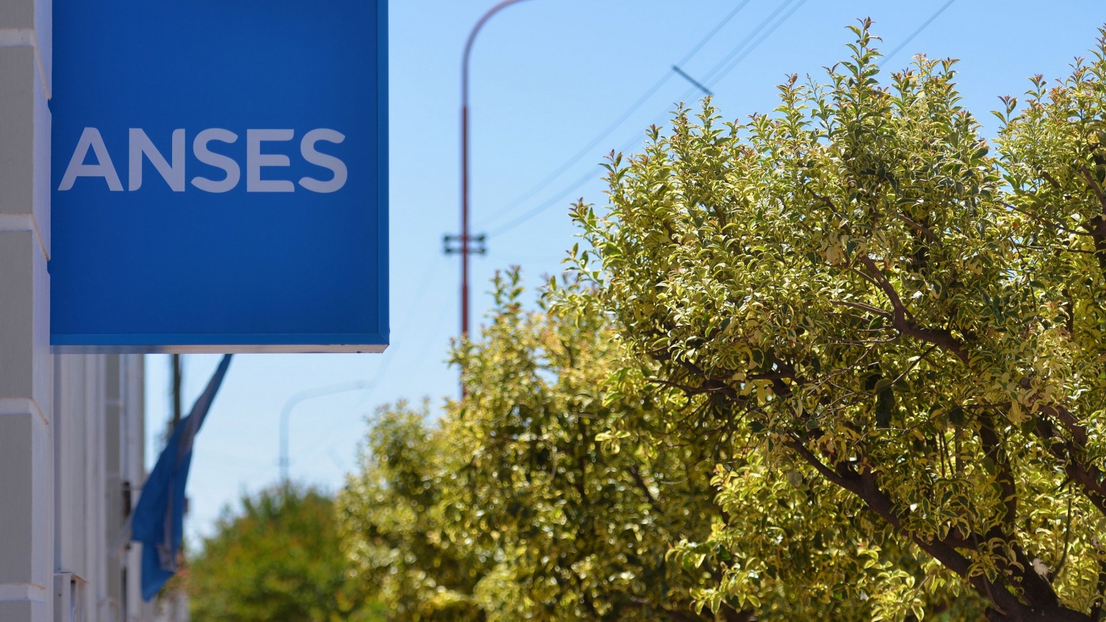 ANSES confirmó un cambio significativo en los pagos a jubilados, AUH y AUE con la gestión de Milei