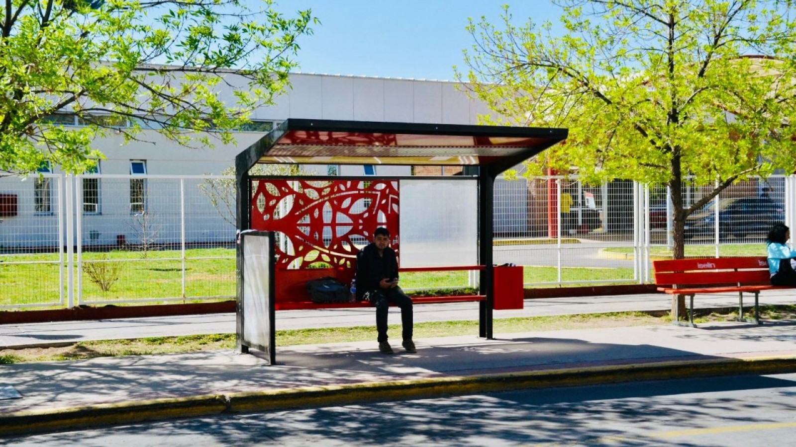 San Rafael instala modernos refugios para esperar colectivos en Ciudad y distritos