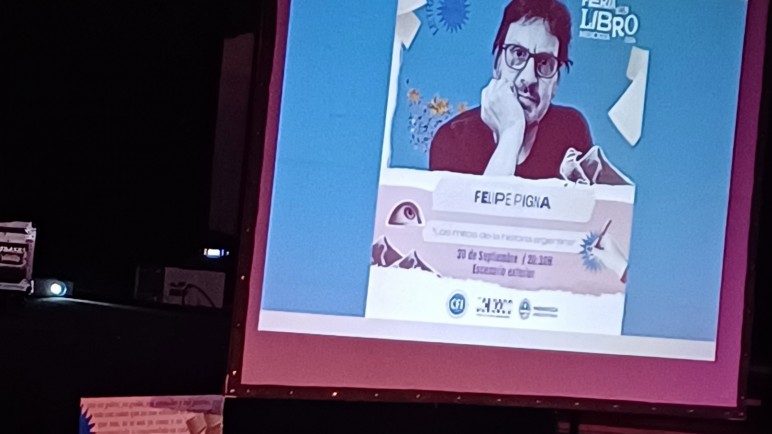 La Feria volvió al Le Parc y Felipe Pigna reunió a una multitud