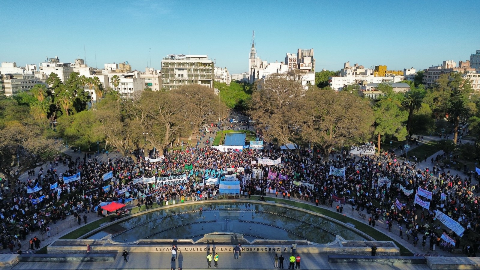 En Mendoza la marcha universitaria reunió a más de 30 mil personas en defensa de la educación pública