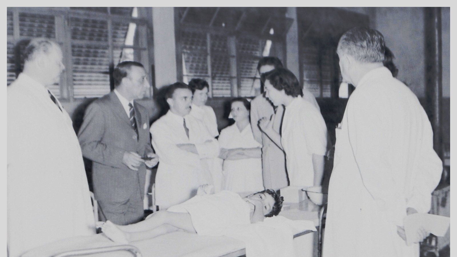 Visita al Hospital Emilio Civit, del General Héctor Julio Ladvocat y el Ministro de Asistencia. 9 de Marzo de 1956. Gentileza Archivo General de Mendoza. Fecha: Fotógrafo: Sacchi