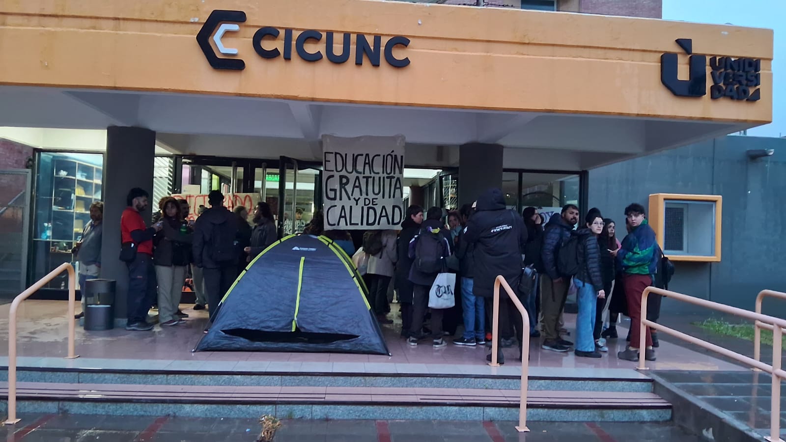 Alumnas y alumnos, con apoyo docente, toman el Rectorado de la U.N. de Cuyo