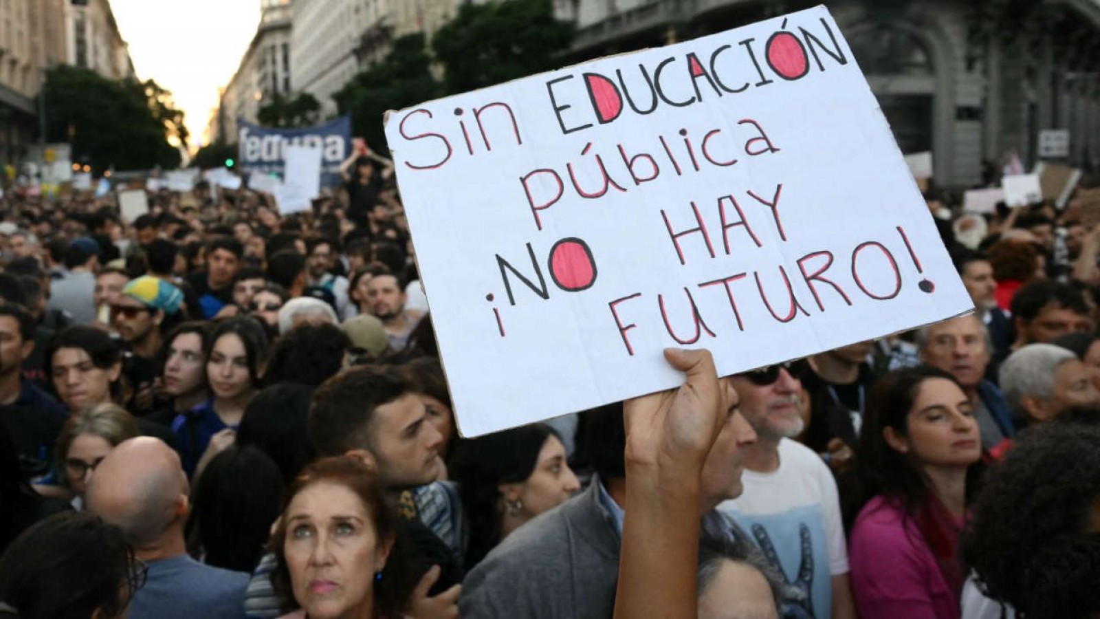 Votantes de Milei no están de acuerdo con sus posiciones sobre la universidad pública