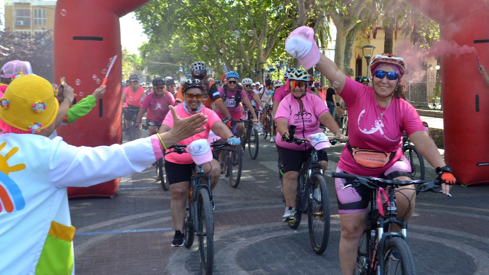 La "Caminata Rosa" convocó a mujeres de todo el departamento