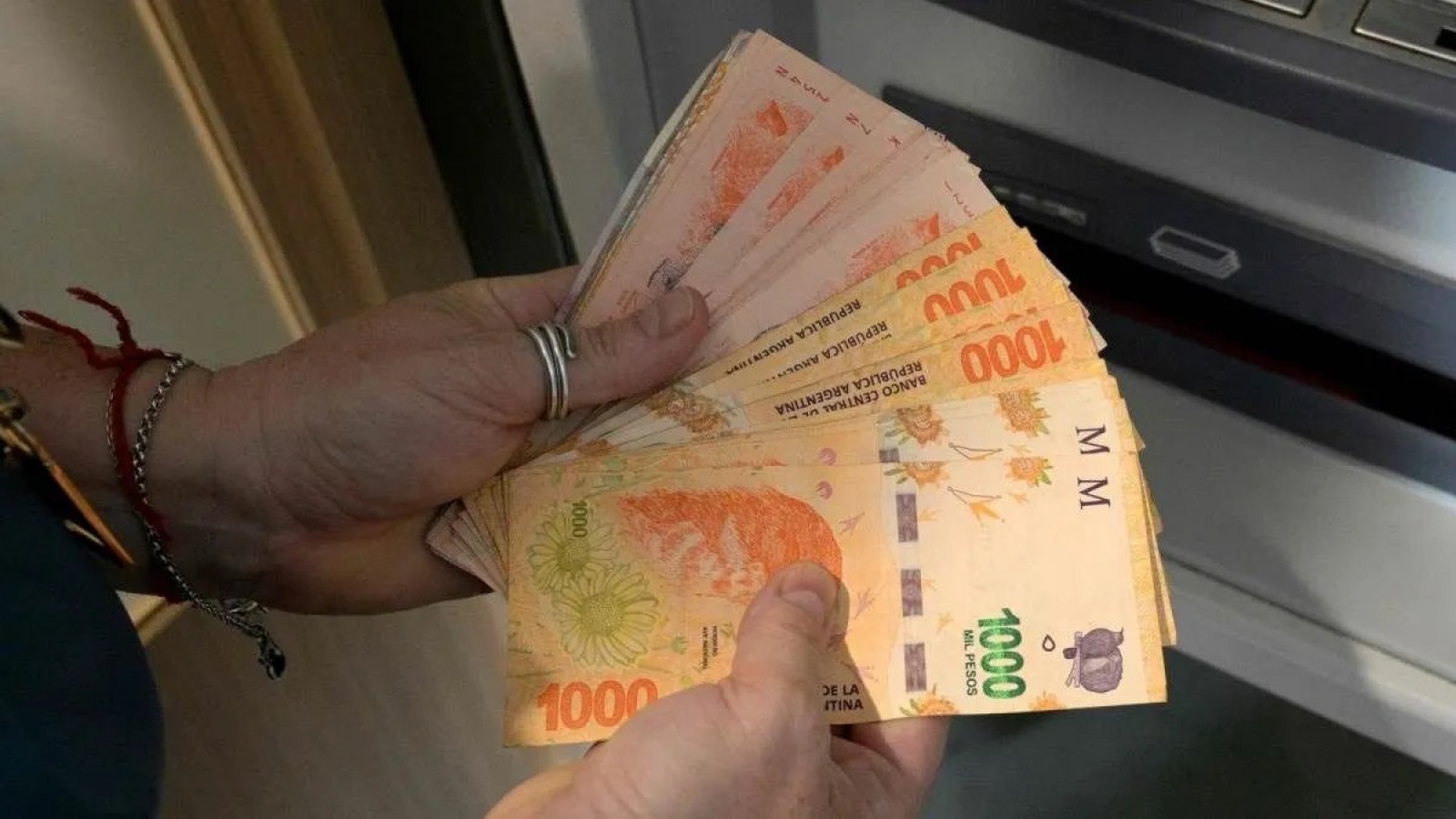 Según el INDEC los salarios sufrieron una pérdida de 36,1% durante el 2024