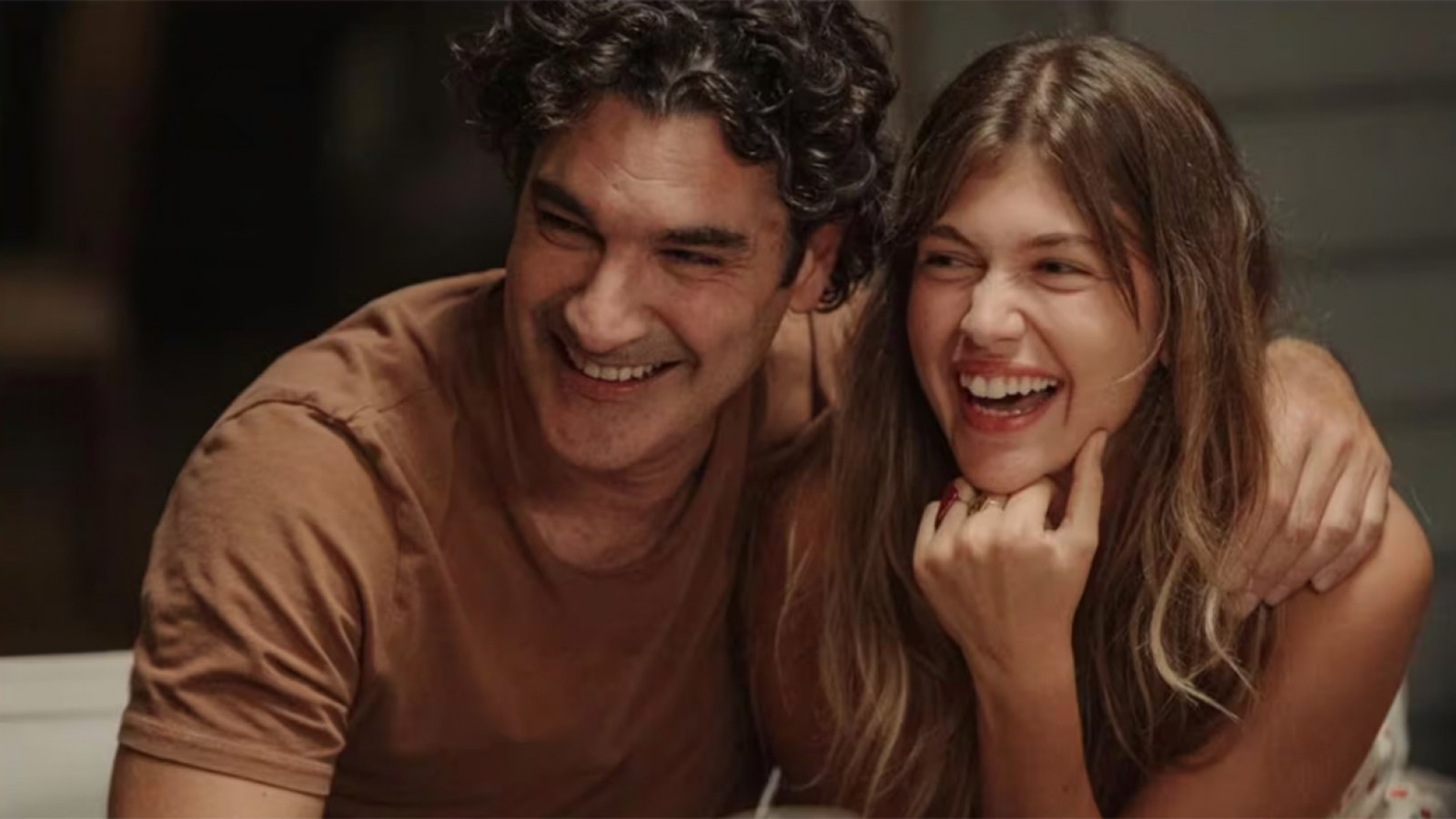 El maestro y la música azul: la serie griega de Netflix que eleva la temperatura