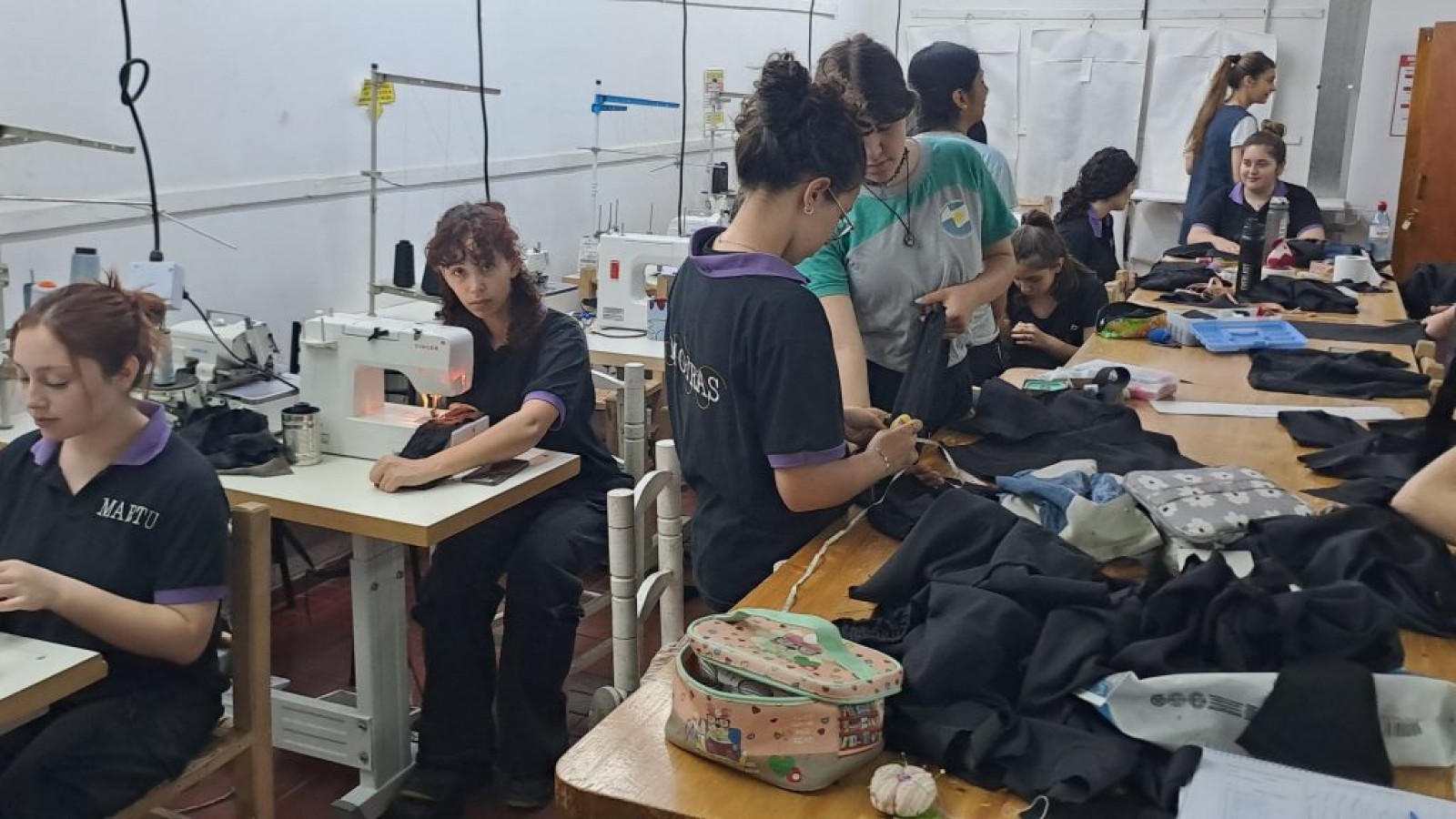 Estudiantes de la Escuela EBYMA confeccionan las bandas de las representantes vendimiales de San Rafael