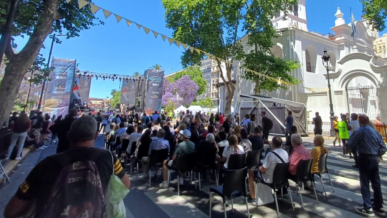 La Feria de las Regiones abrió con La Orquesta de Guitarras Tito Francia en el día de la Tradición