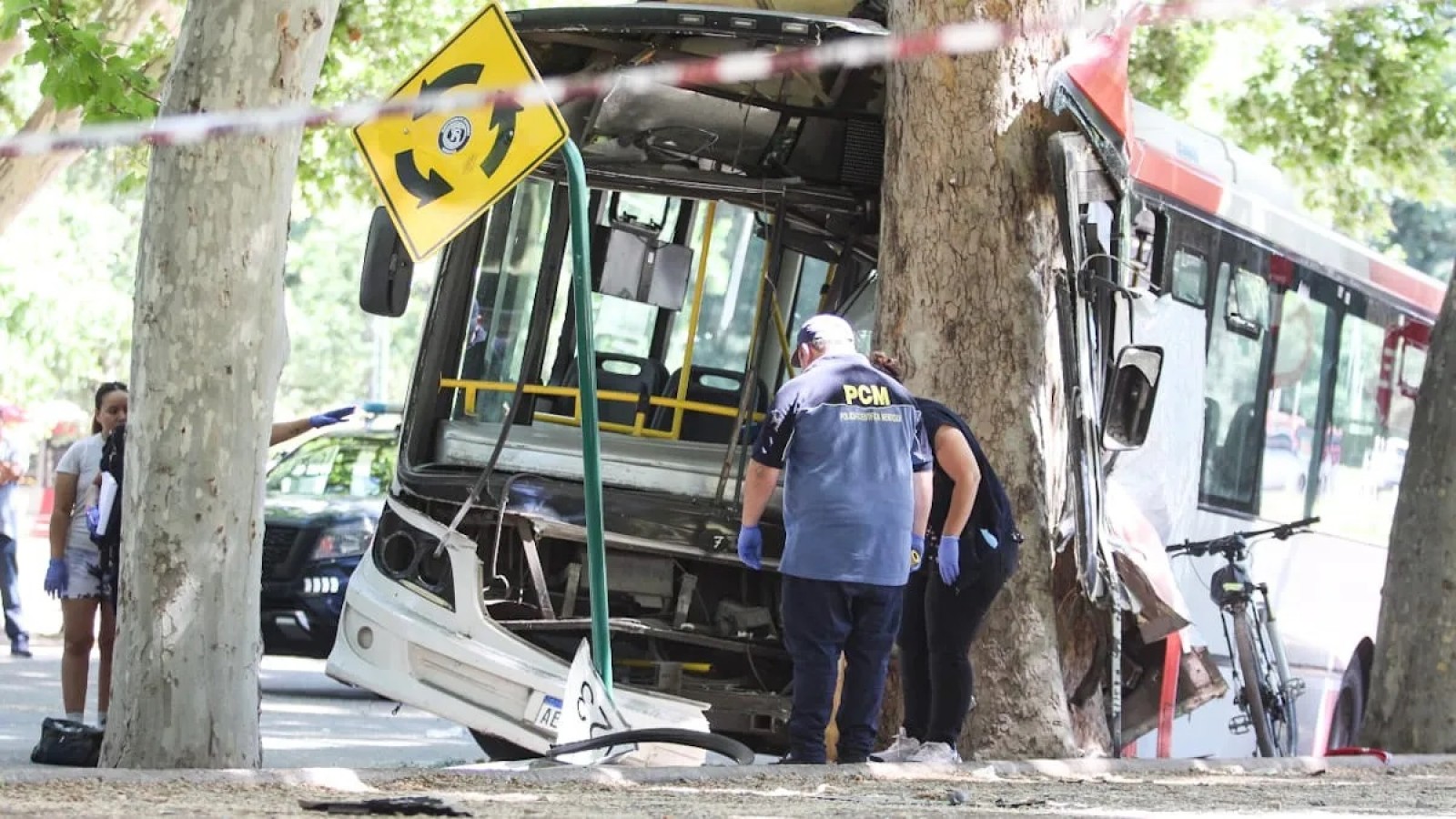 Un chofer de colectivo murió tras chocar en el Parque San Martín