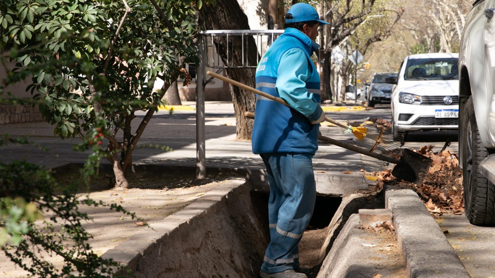Operativos de limpieza y mantenimiento 360 en la Sexta Sección de Mendoza
