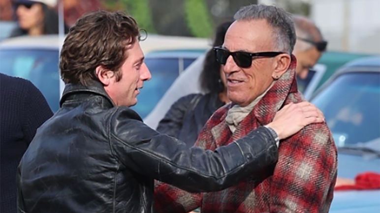 Bruce Springsteen visitó a Jeremy Allen White, protagonista de la biopic sobre The Boss