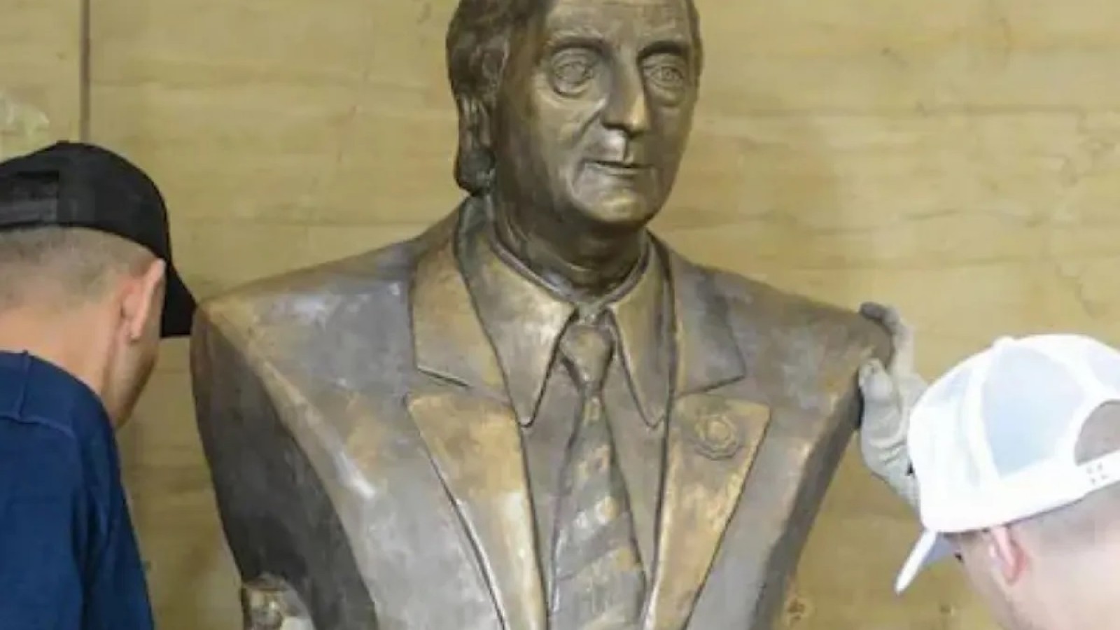 El gobierno de Javier Milei retiró el busto de Néstor Kirchner del edificio de ANSES