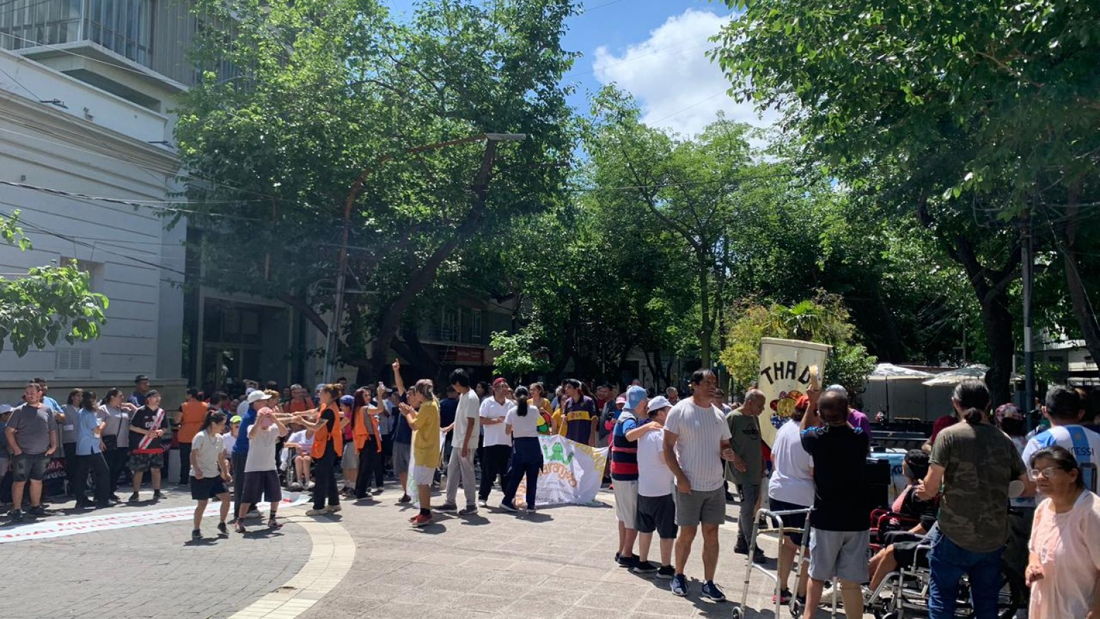 Discapacidad: manifestación frente a la Legislatura de Mendoza en contra del ajuste de Milei