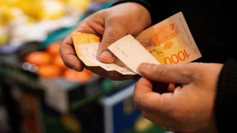 El salario mínimo vital y móvil cayó un 28% durante el gobierno de Javier Milei