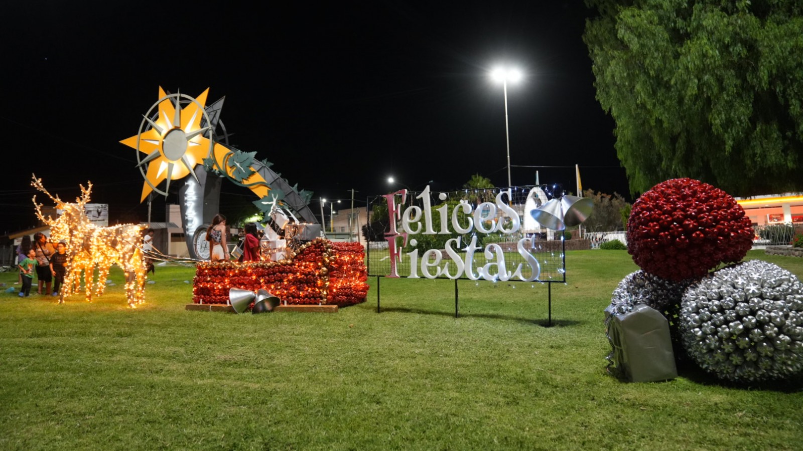 Con reciclaje y creatividad sostenible, Junín celebra la magia de la Navidad