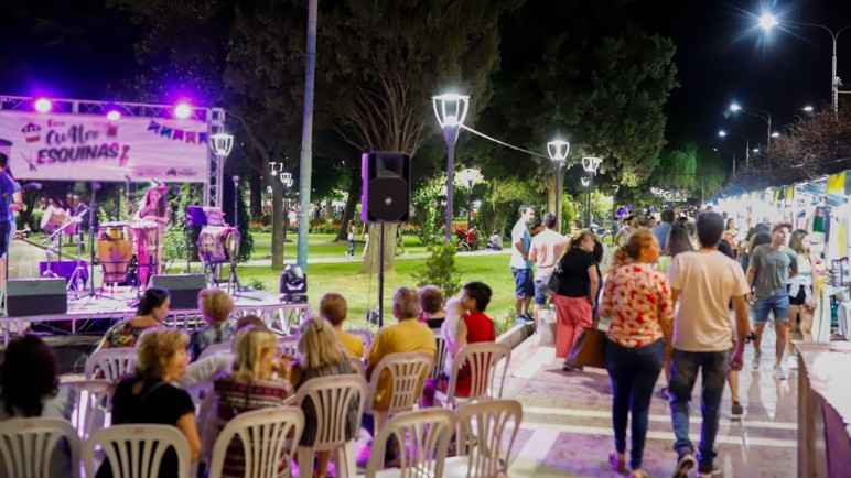 Maipú celebra una nueva edición de su feria "Cuatro Esquinas" con música, gastronomía y arte