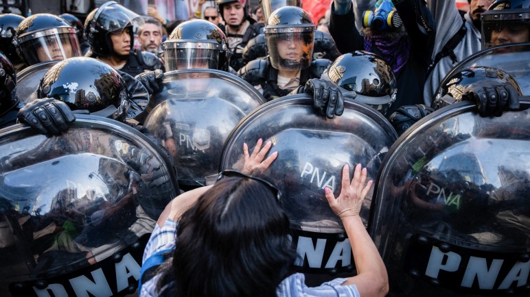 Duro informe de Amnistía Internacional a la represión del gobierno de Javier Milei
