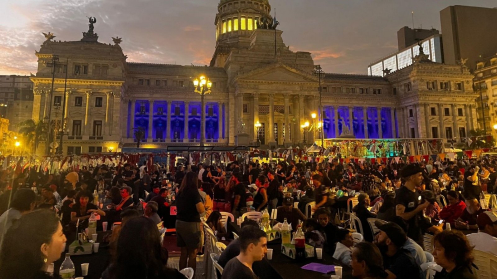 Miles de personas tuvieron una cena solidaria de Navidad en el Congreso