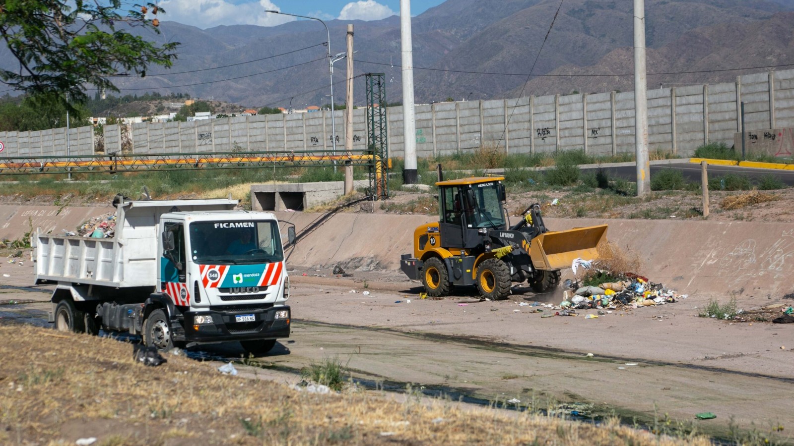 La Ciudad de Mendoza retira 530 toneladas de residuos del canal Papagayos