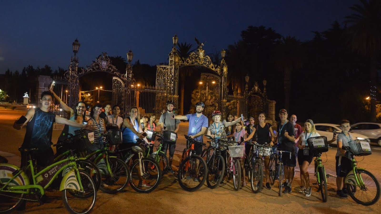 Bicitour nocturno en Mendoza: descubre la Ciudad desde una nueva perspectiva