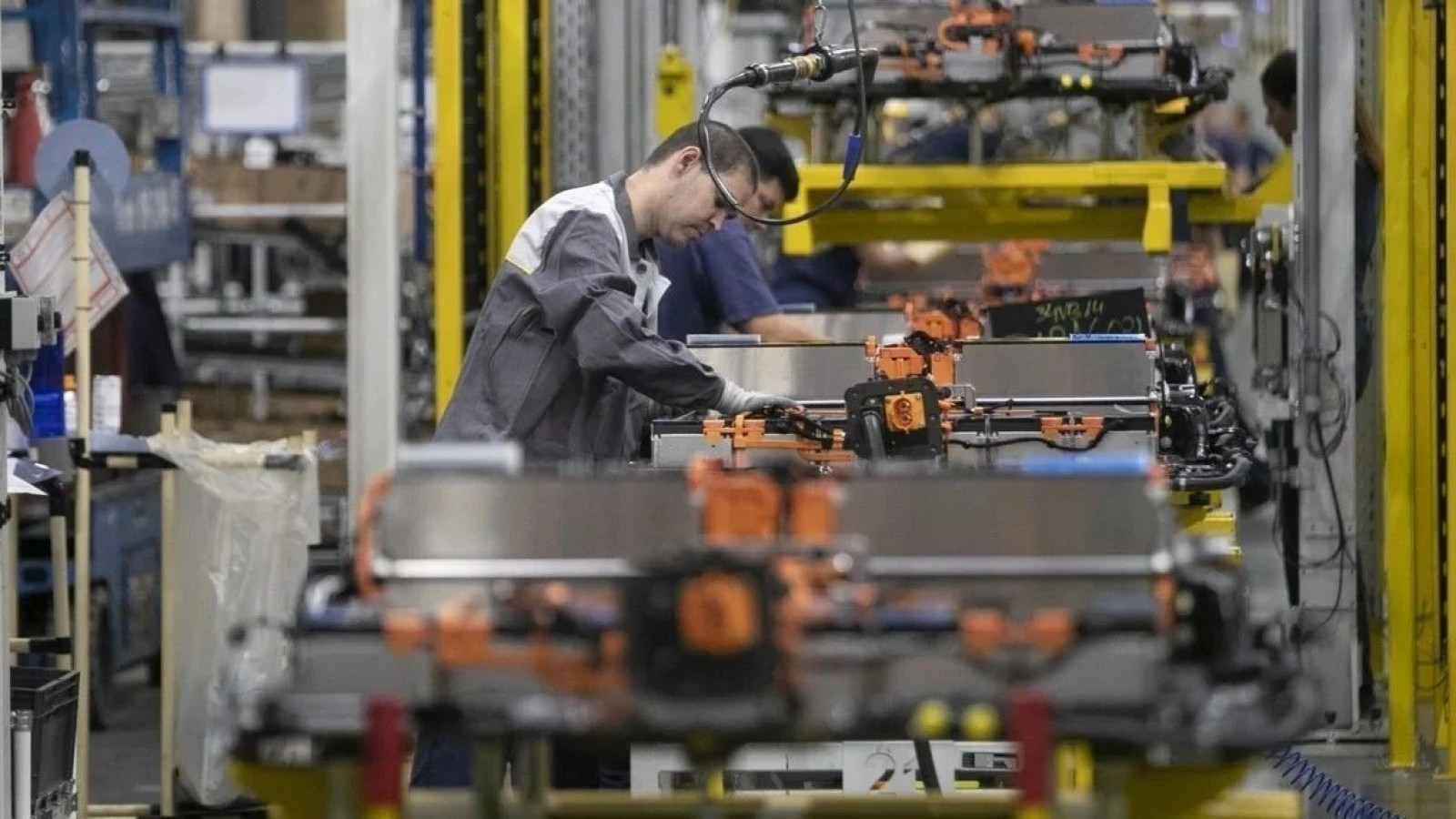 La producción industrial y la construcción sufrieron fuertes caídas en noviembre