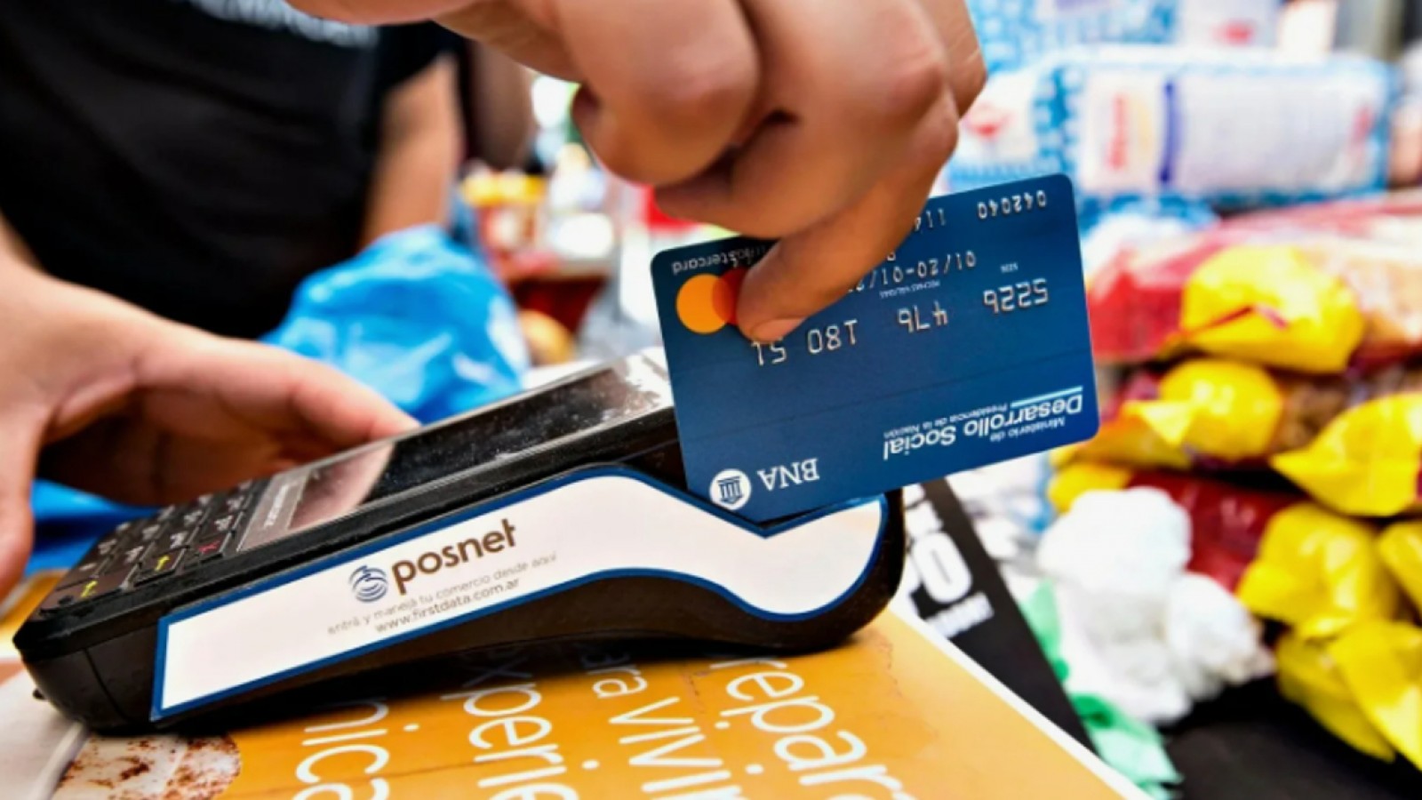 El Banco Central habilita pagos en dólares con tarjeta de débito y QR