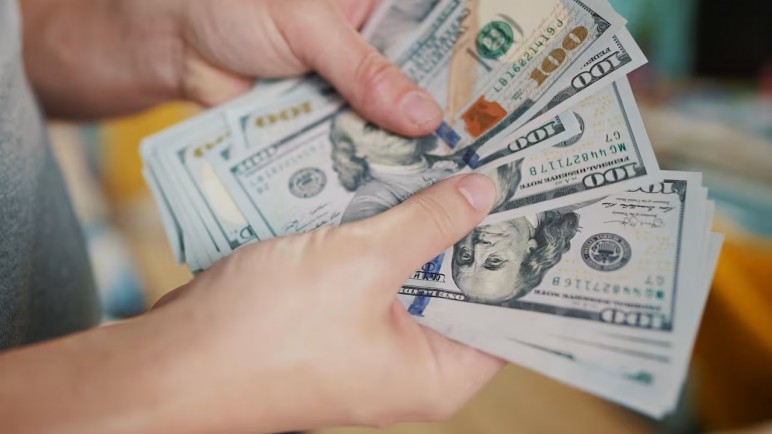 Permiten abrir cuentas en dólares a menores sin autorización de la familia