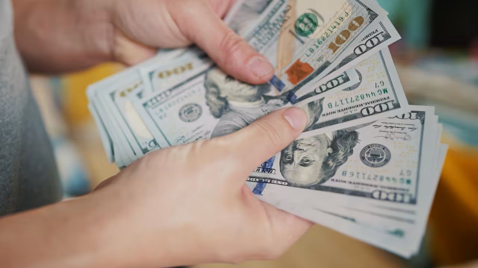 Permiten abrir cuentas en dólares a menores sin autorización de la familia