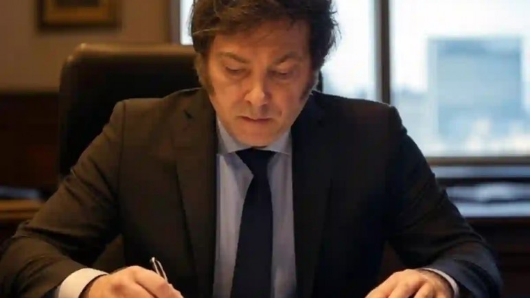 Milei firmó el proyecto de Ficha Limpia que impide a condenados por corrupción ser candidatos o funcionarios