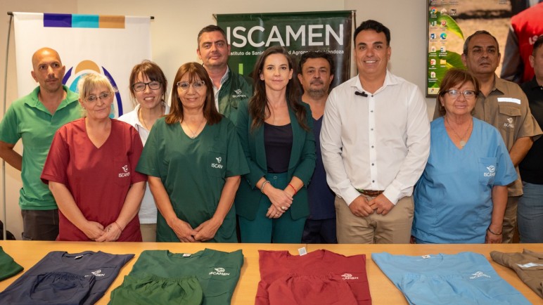 El gobierno de Mendoza entrega indumentaria producida en establecimientos penales