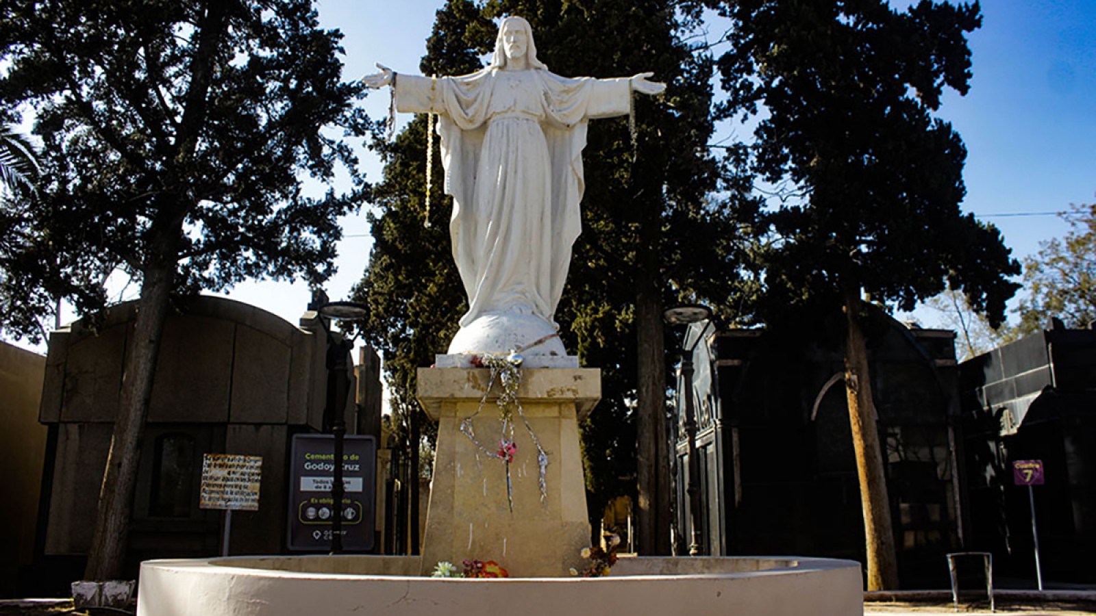 El terror se apodera del Cementerio de Godoy Cruz
