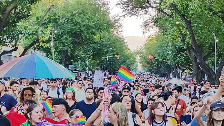 Multitudinaria, colorida y pacífica marcha antifascista y del Orgullo en Mendoza