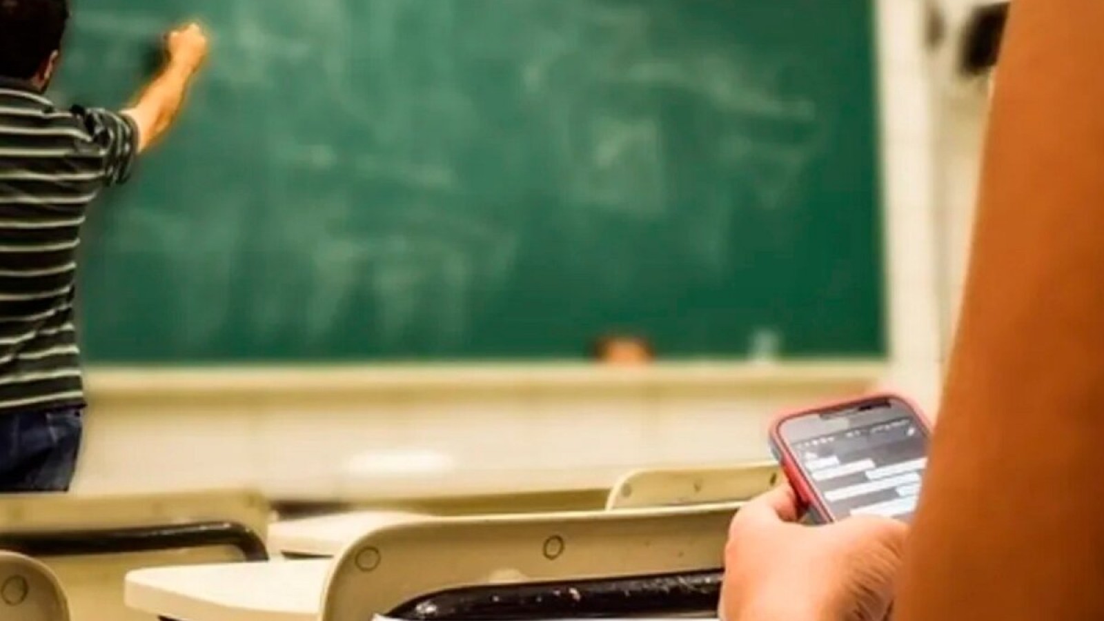 Media sanción para el uso de celulares en las escuelas mendocinas