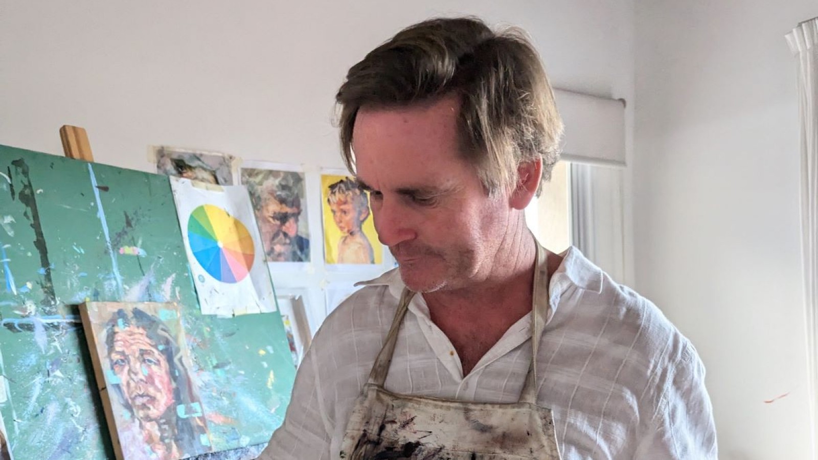 Charlie O'Malley inaugura la muestra "The Winemakers" en la Bolsa de Comercio de Mendoza