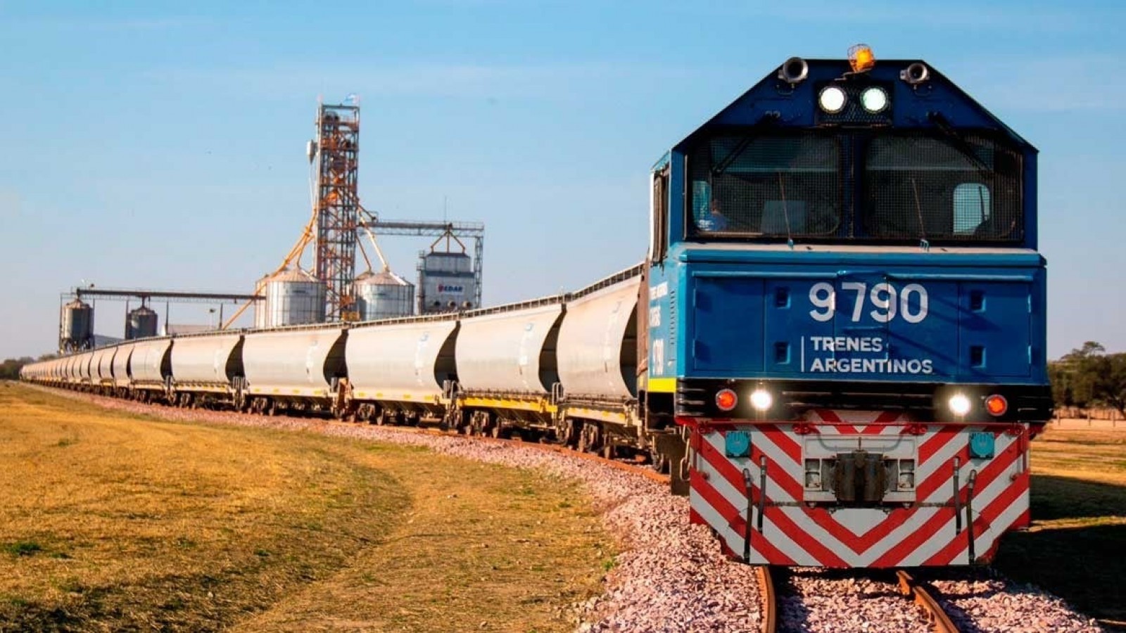 El gobierno de Milei decretó la privatización del tren Belgrano Cargas