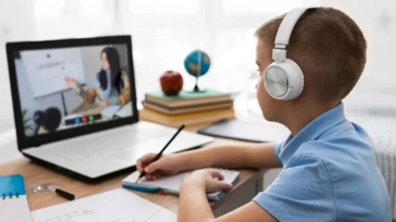 Mientras pretenden más Inteligencia Artificial en las escuelas, los kit tecnológicos aumentaron un 40%