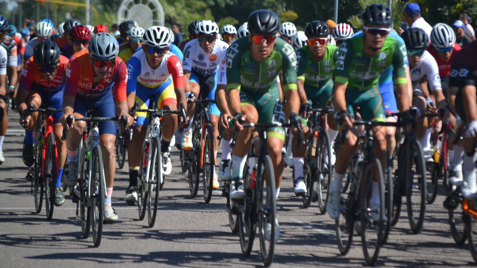 Bajo un sol abrasador Leo Cobarrubia se vistió de héroe en el sur