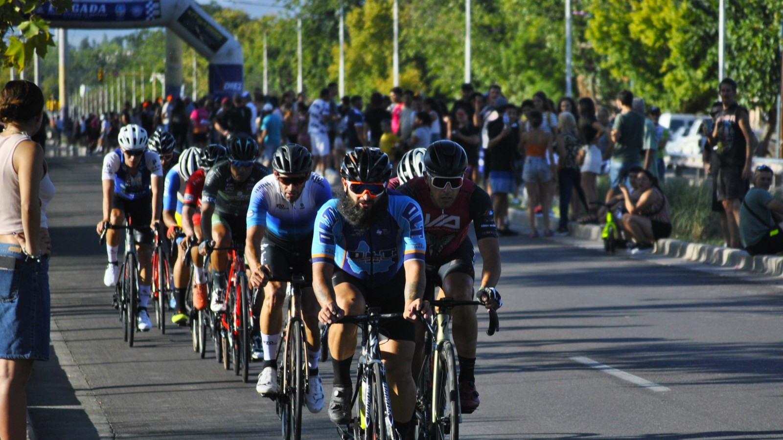 El intenso calor y el largo recorrido no impidieron un espectáculo apasionante