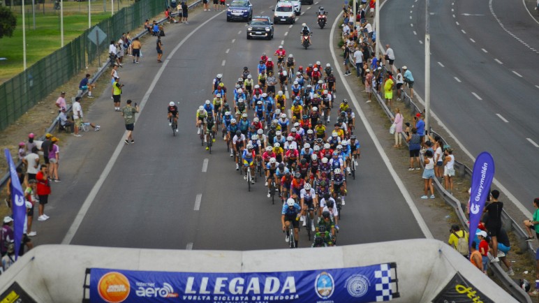Andree González Zenteno se recibió de héroe en la 49 Vuelta Ciclista de Mendoza