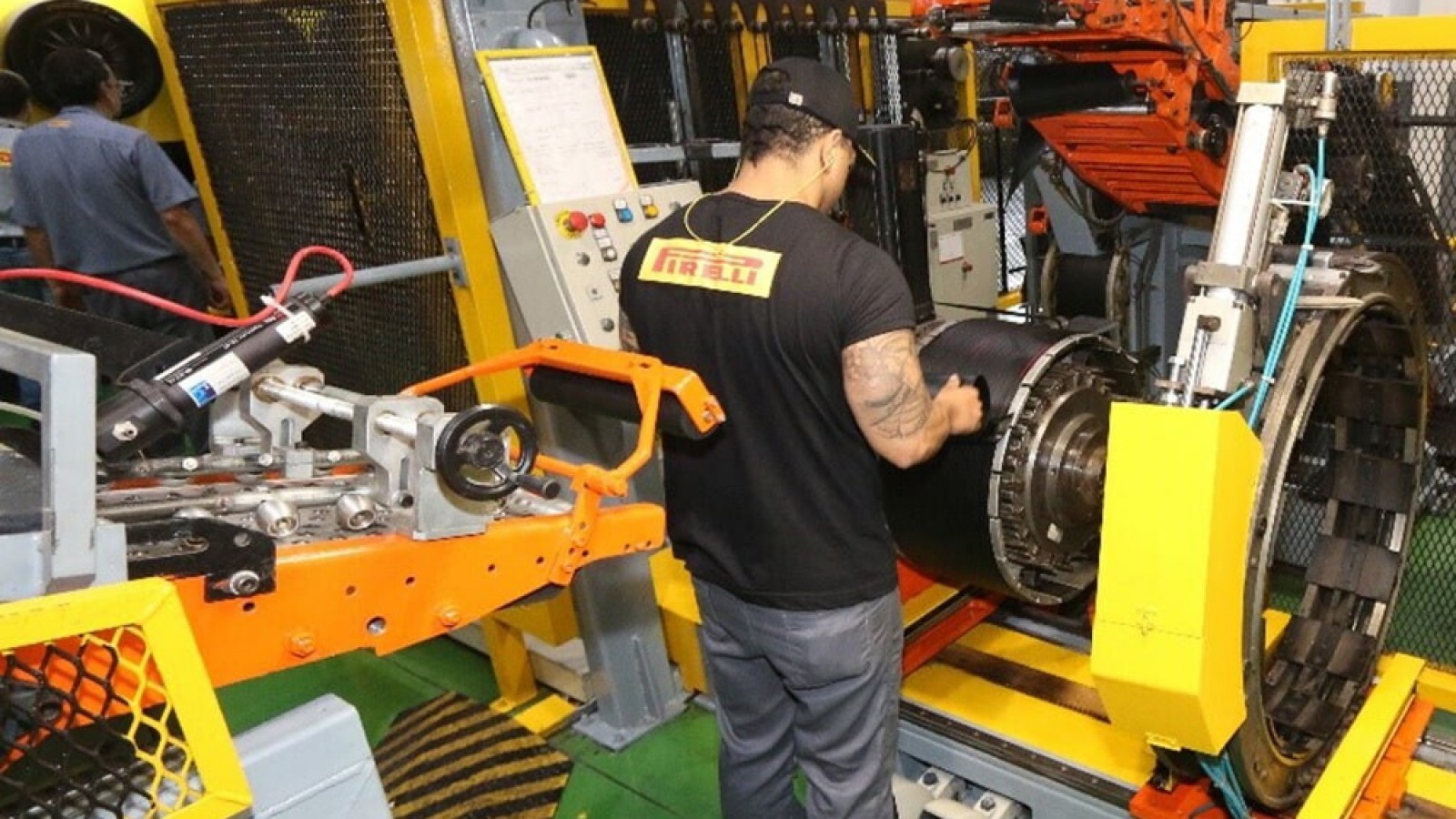 La empresa de neumáticos Pirelli frena la producción por la crisis económica del país