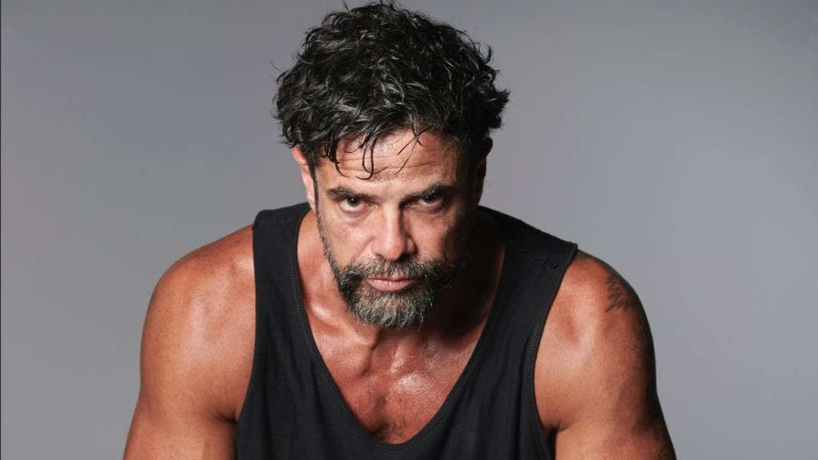 Luciano Castro llega a Mendoza con su exitoso unipersonal "Caer (y levantarse)"