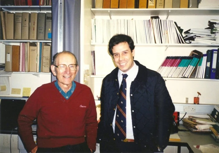 El Doctor CÉSAR MILSTEIN, Premio Nobel de Medicina 1984, junto a su colega y compatriota Dr. FACUNDO MANES en la Universidad de Cambridge 
