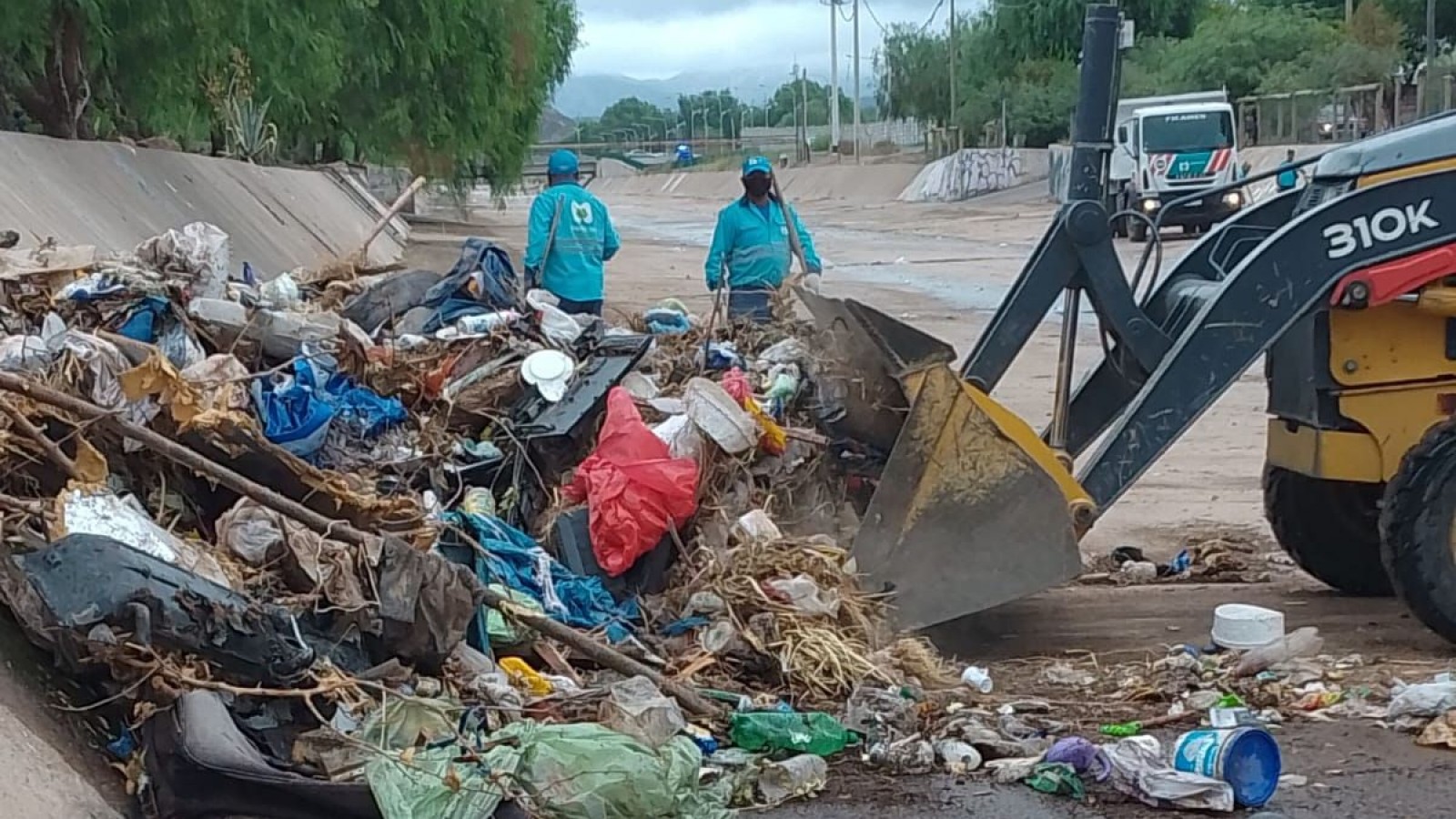 Limpieza del canal Papagayos: la Ciudad retiró 120 toneladas de residuos