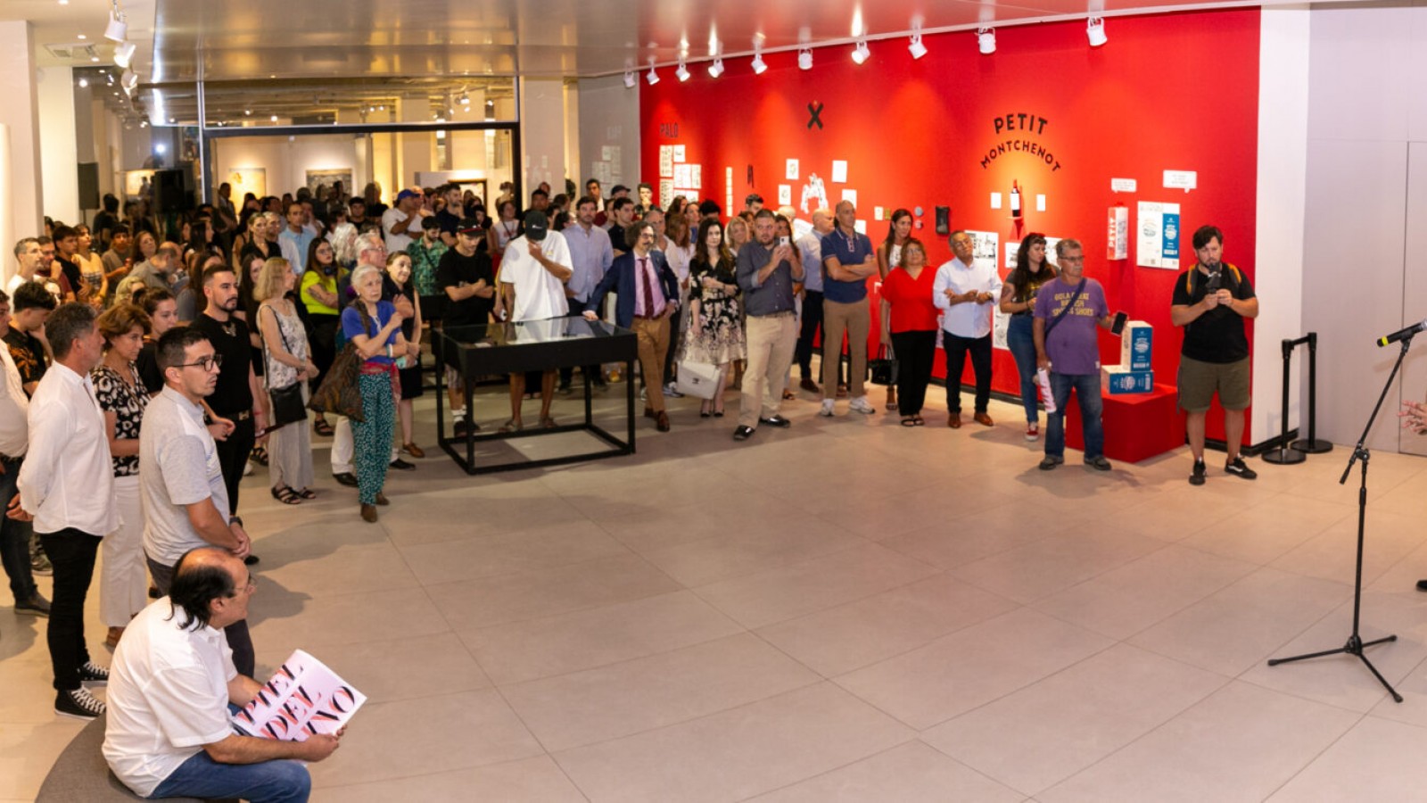 El MMAMM inauguró su ciclo 2025 con dos muestras que celebran la Ciudad y el vino