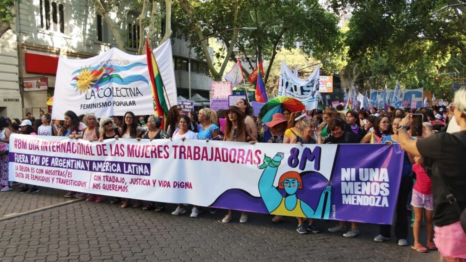 La marcha por el Día Internacional de la Mujer se suma al contracarrusel vendimial
