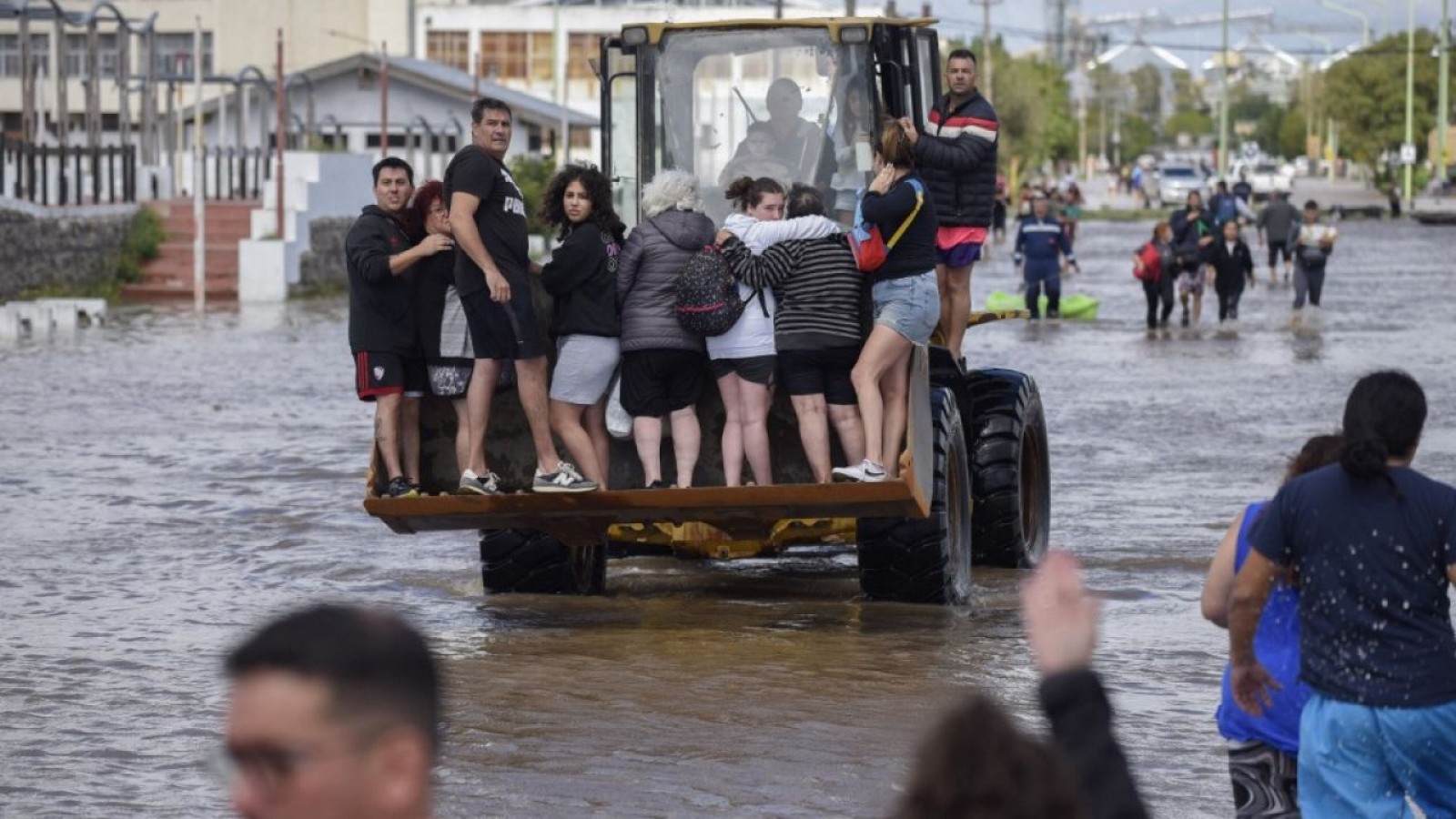 Universidades públicas en Mendoza realizan campaña solidaria para asistir a Bahía Blanca