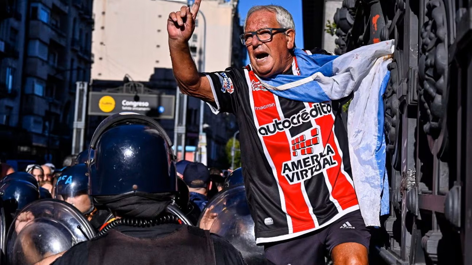 Continúa la violenta represión de Milei a la marcha de jubilados e hinchas en Congreso