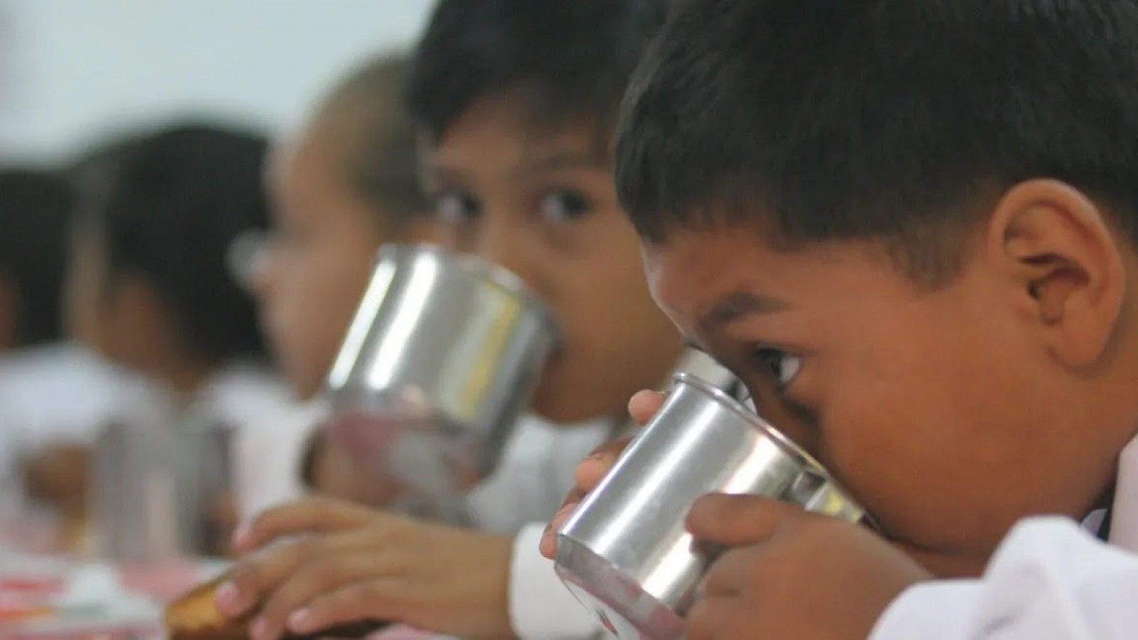 El gobierno escolar de Mendoza cambia la merienda escolar por lácteos