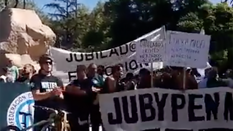 2000 jubilados y demasiados policías para una marcha pacífica