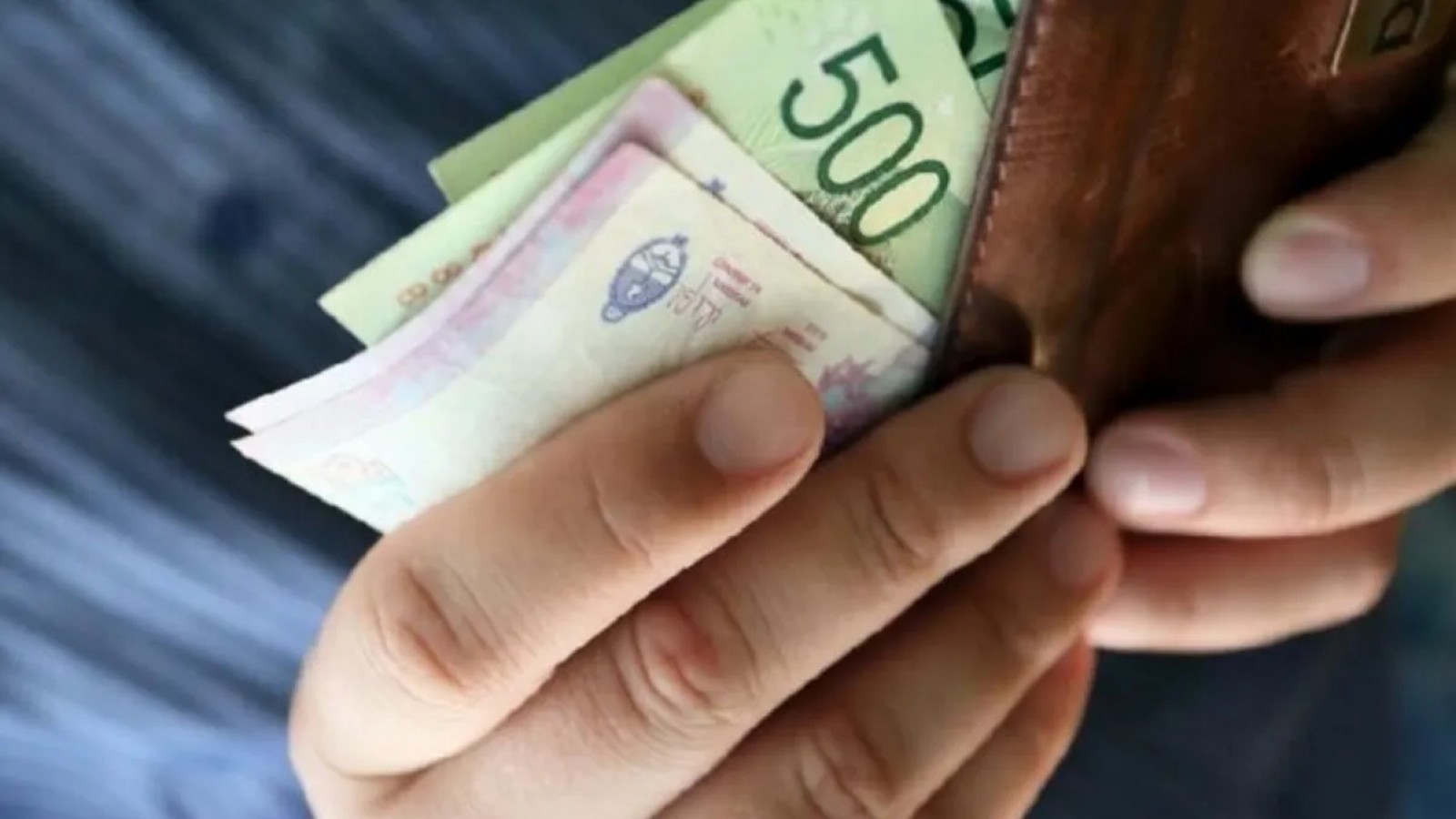 Durante el gobierno de Javier Milei el salario en dólares cayó un 33%